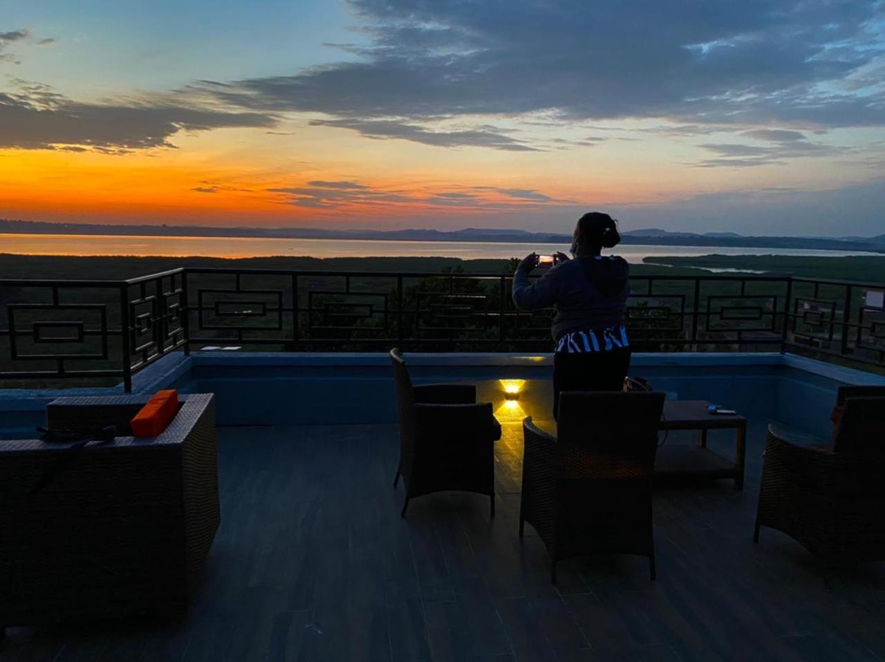 Hotel Nimaro Courts Entebbe Exterior foto
